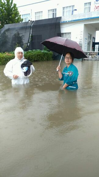 召陵区人民医院120洪涝暴雨中显身手4.png