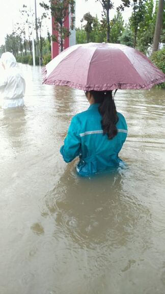 召陵区人民医院120洪涝暴雨中显身手2.png
