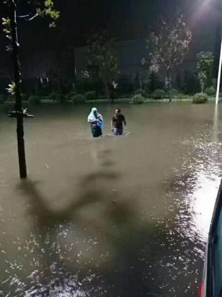 召陵区人民医院120洪涝暴雨中显身手3.png