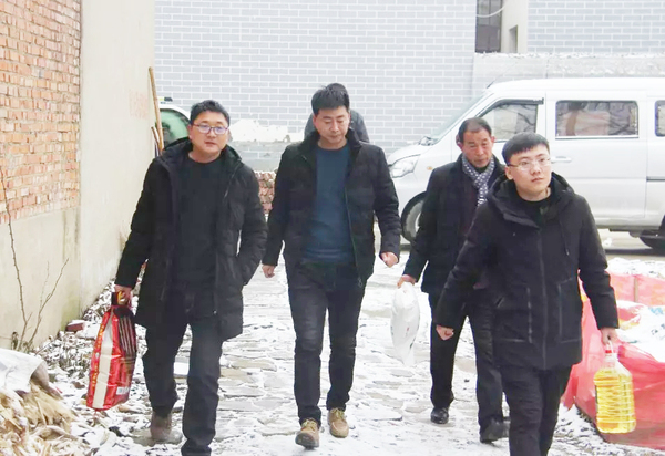 情系帮扶贫困户 节前慰问暖人心.webp (1).jpg